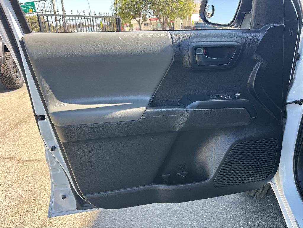 Toyota Tacoma photo 15
