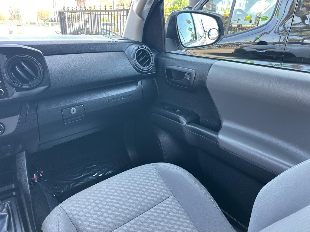 Toyota Tacoma photo 18