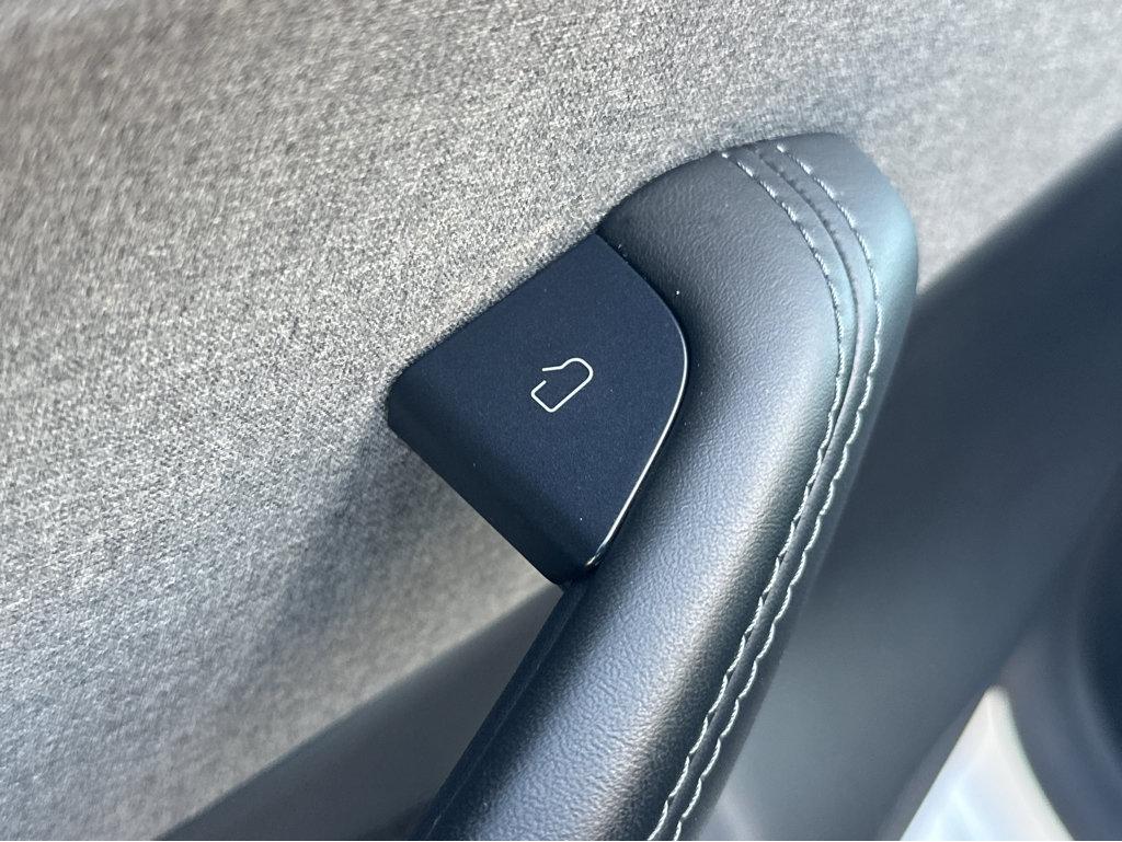 Tesla Model 3 photo 30