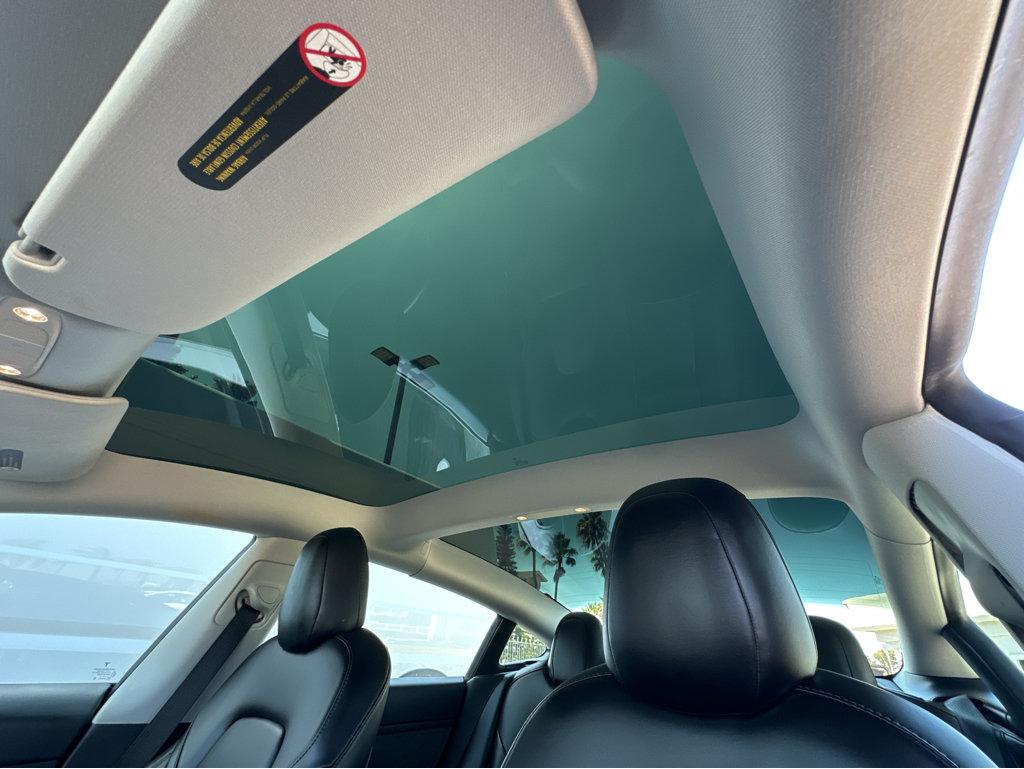 Tesla Model 3 photo 7