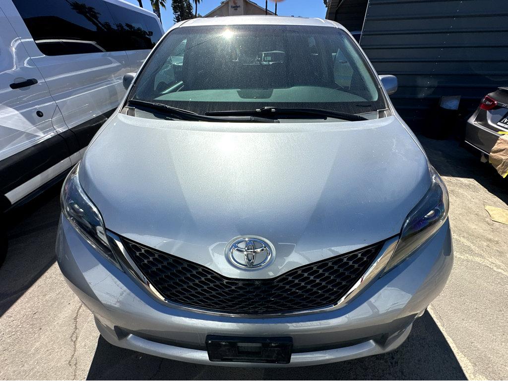 Toyota Sienna photo 2