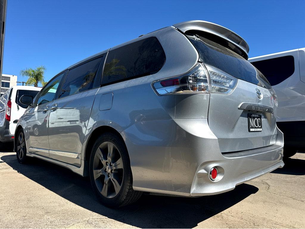 Toyota Sienna photo 3