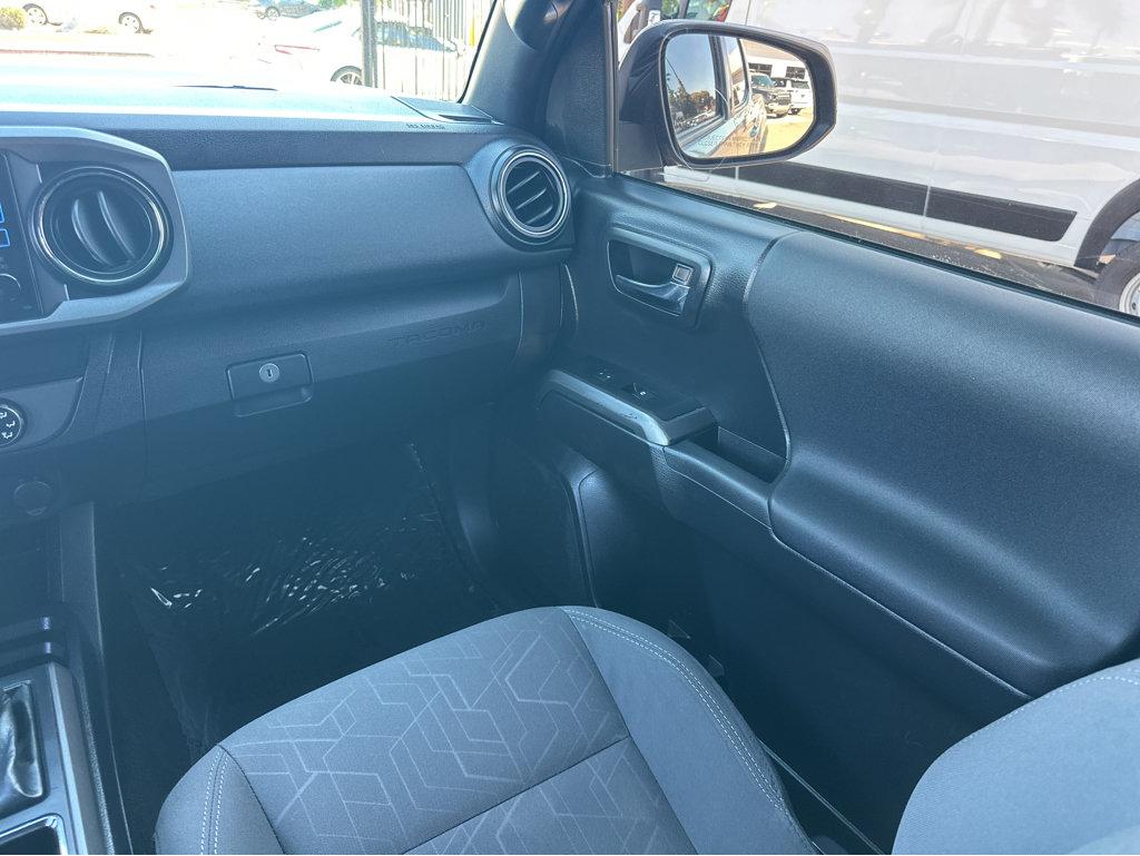 Toyota Tacoma photo 17