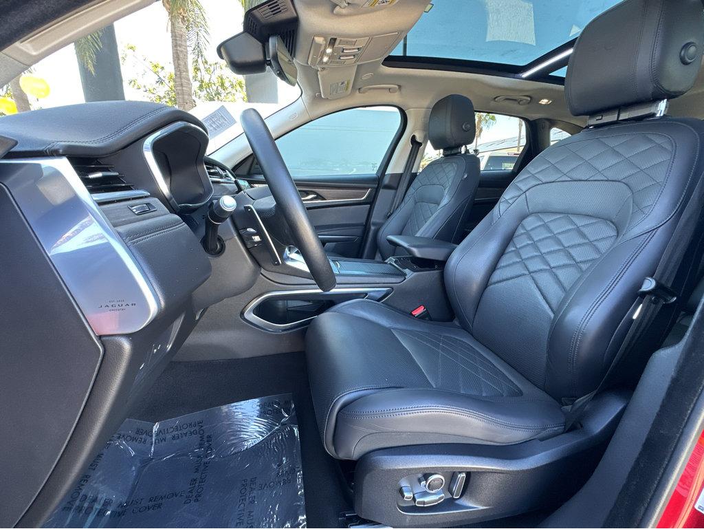 Jaguar F-PACE photo 8