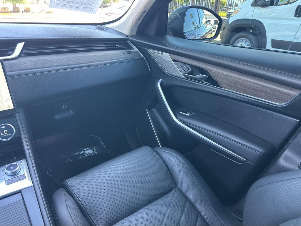 Jaguar F-PACE photo 18