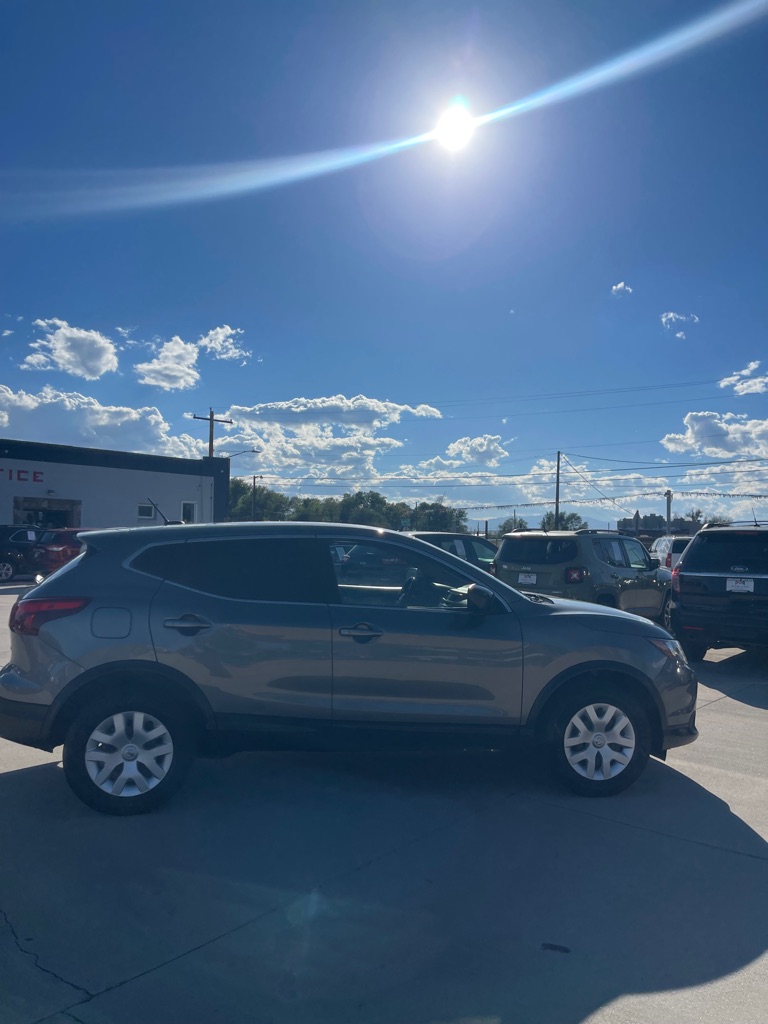 2019 Nissan Rogue Sport S photo 2