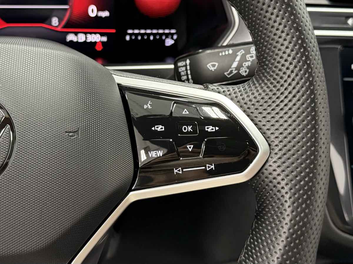 2024 Volkswagen Tiguan SE R-Line Black photo 12