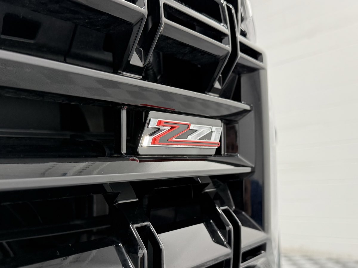 2025 Chevrolet Suburban Z71 photo 2