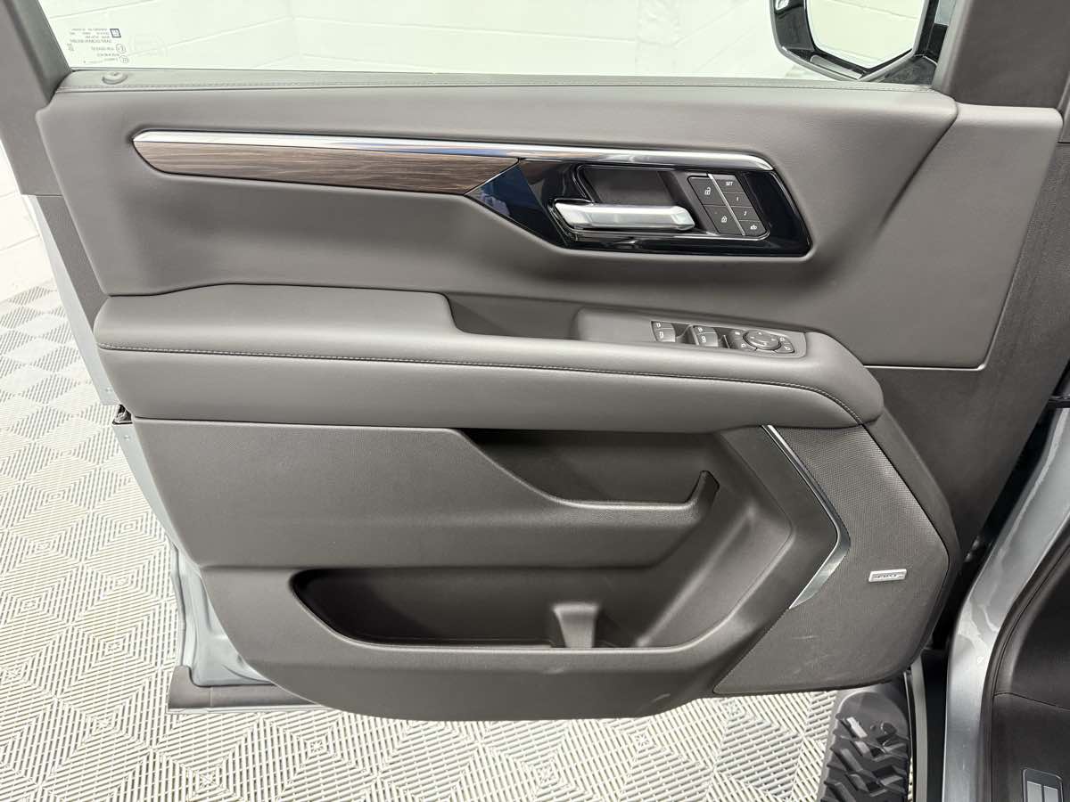 2025 Chevrolet Suburban Z71 photo 3