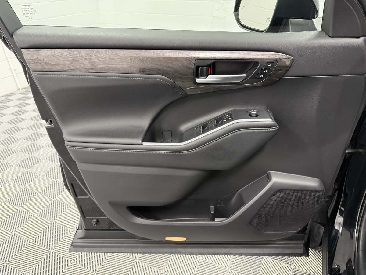 2023 Toyota Highlander Hybrid Platinum photo 6