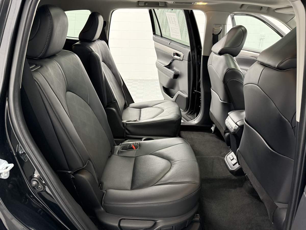 2023 Toyota Highlander Hybrid Platinum photo 9