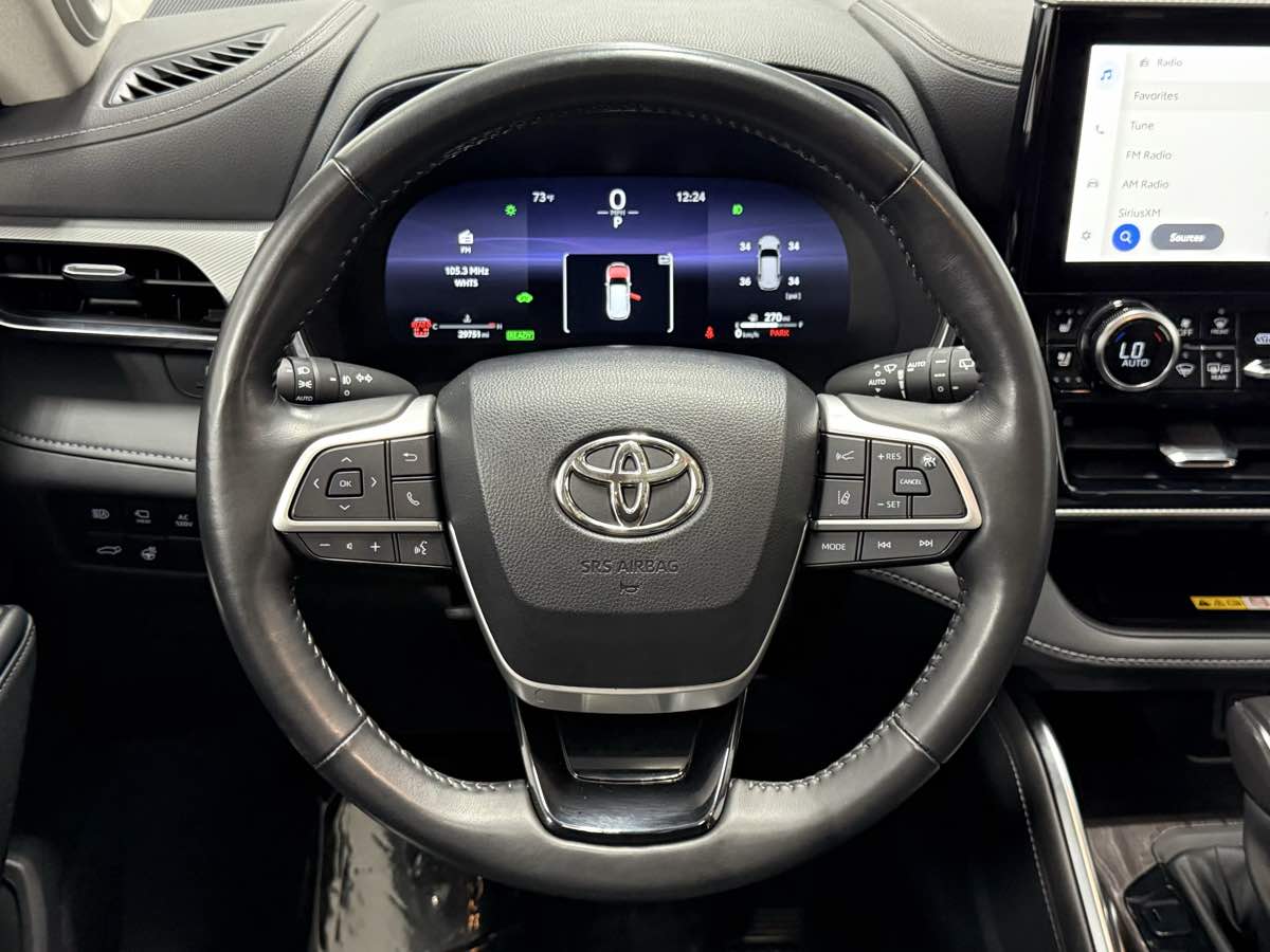 2023 Toyota Highlander Hybrid Platinum photo 13