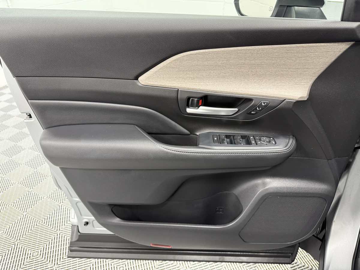 2024 Toyota Grand Highlander Hybrid Limited photo 9