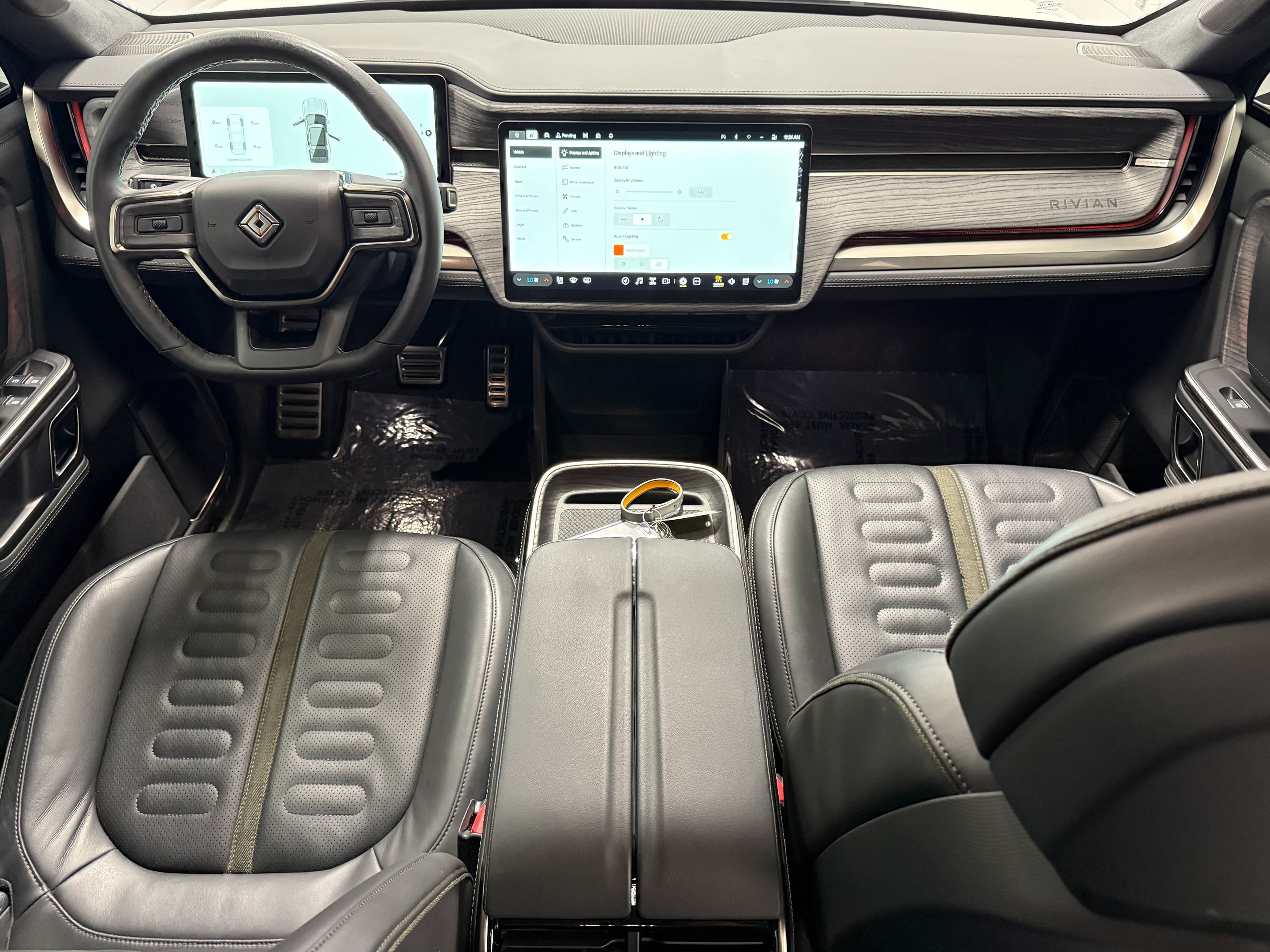 Rivian R1S photo 16