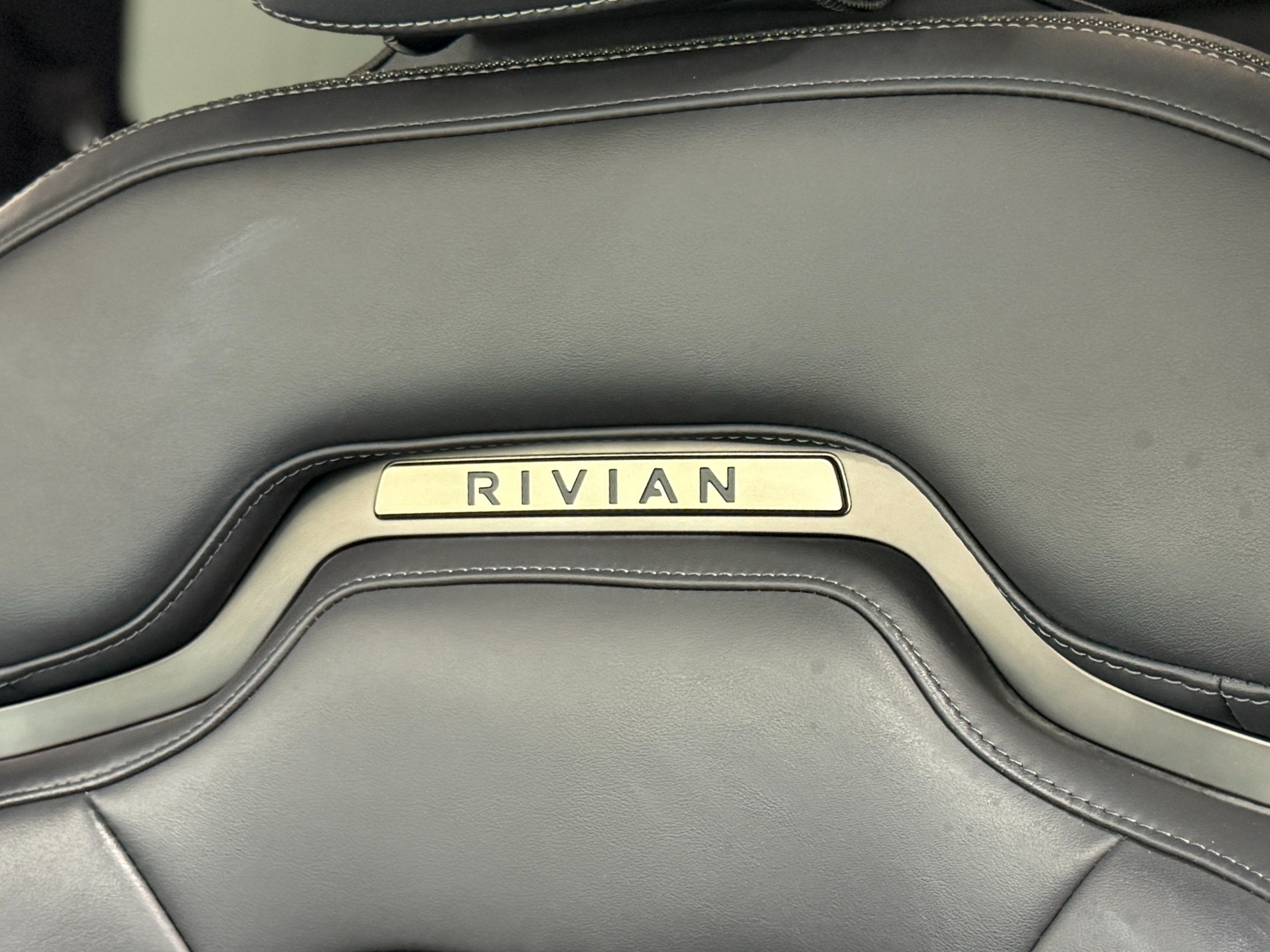 Rivian R1S photo 15