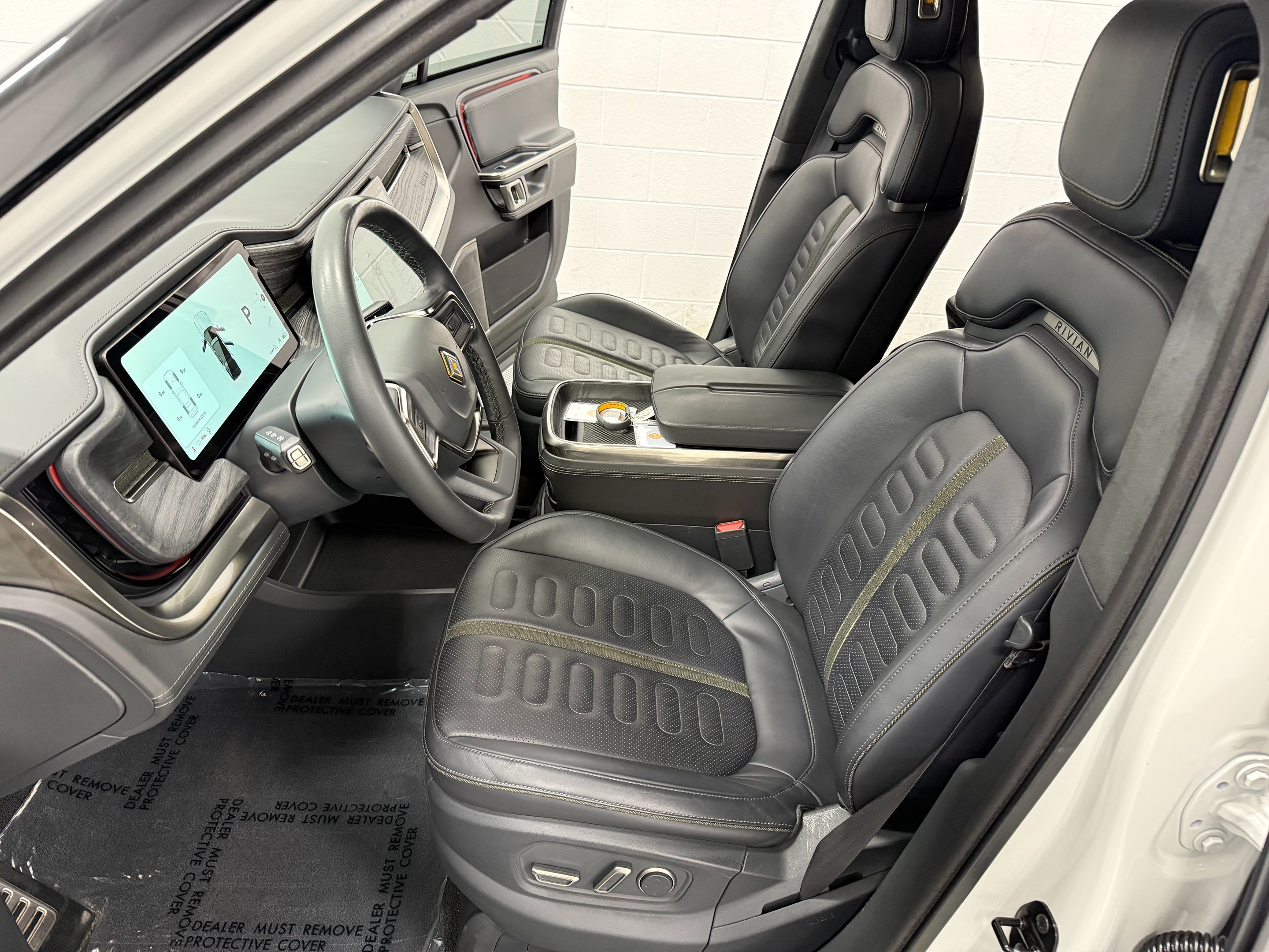 Rivian R1S photo 14