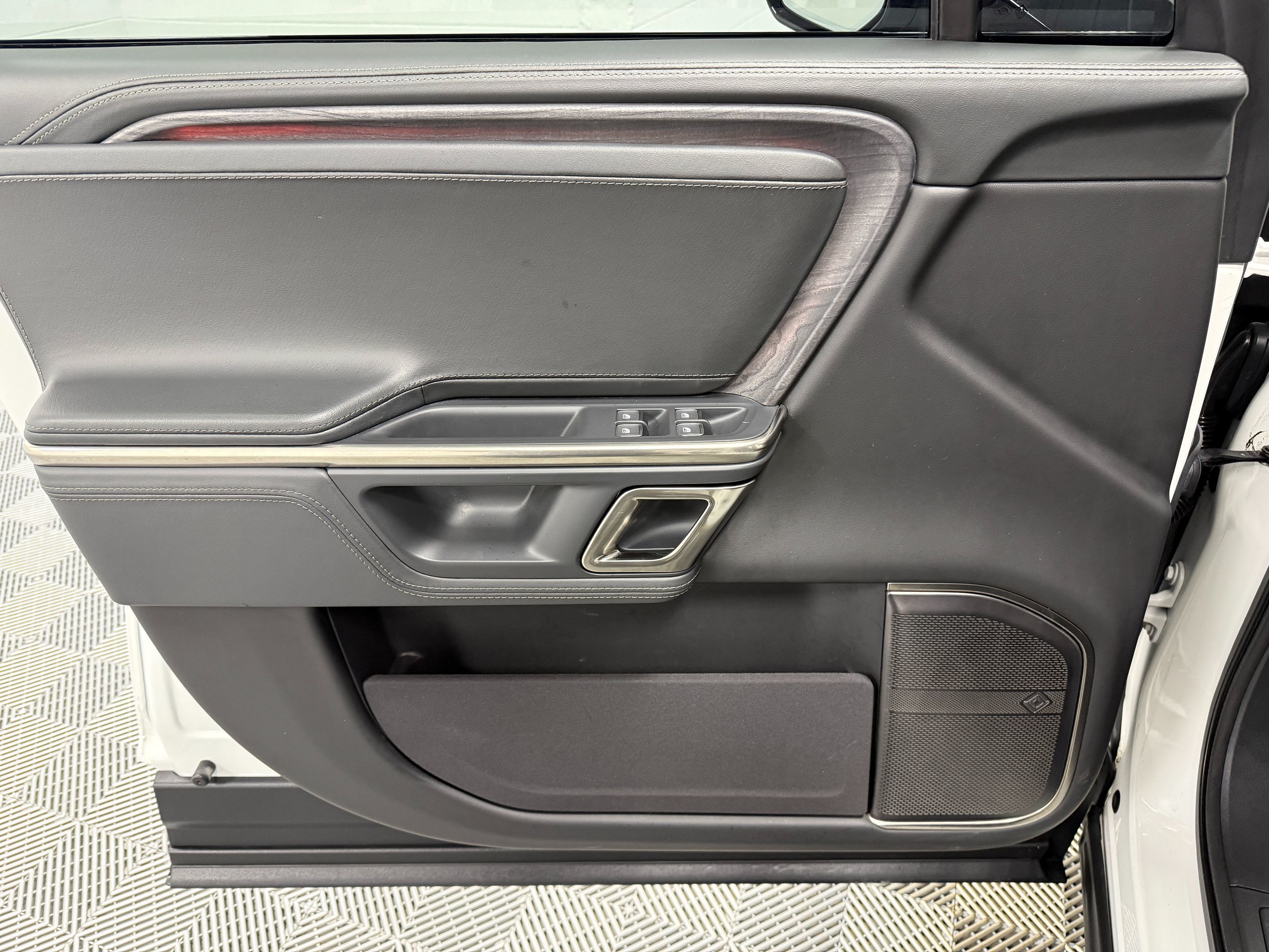 Rivian R1S photo 12