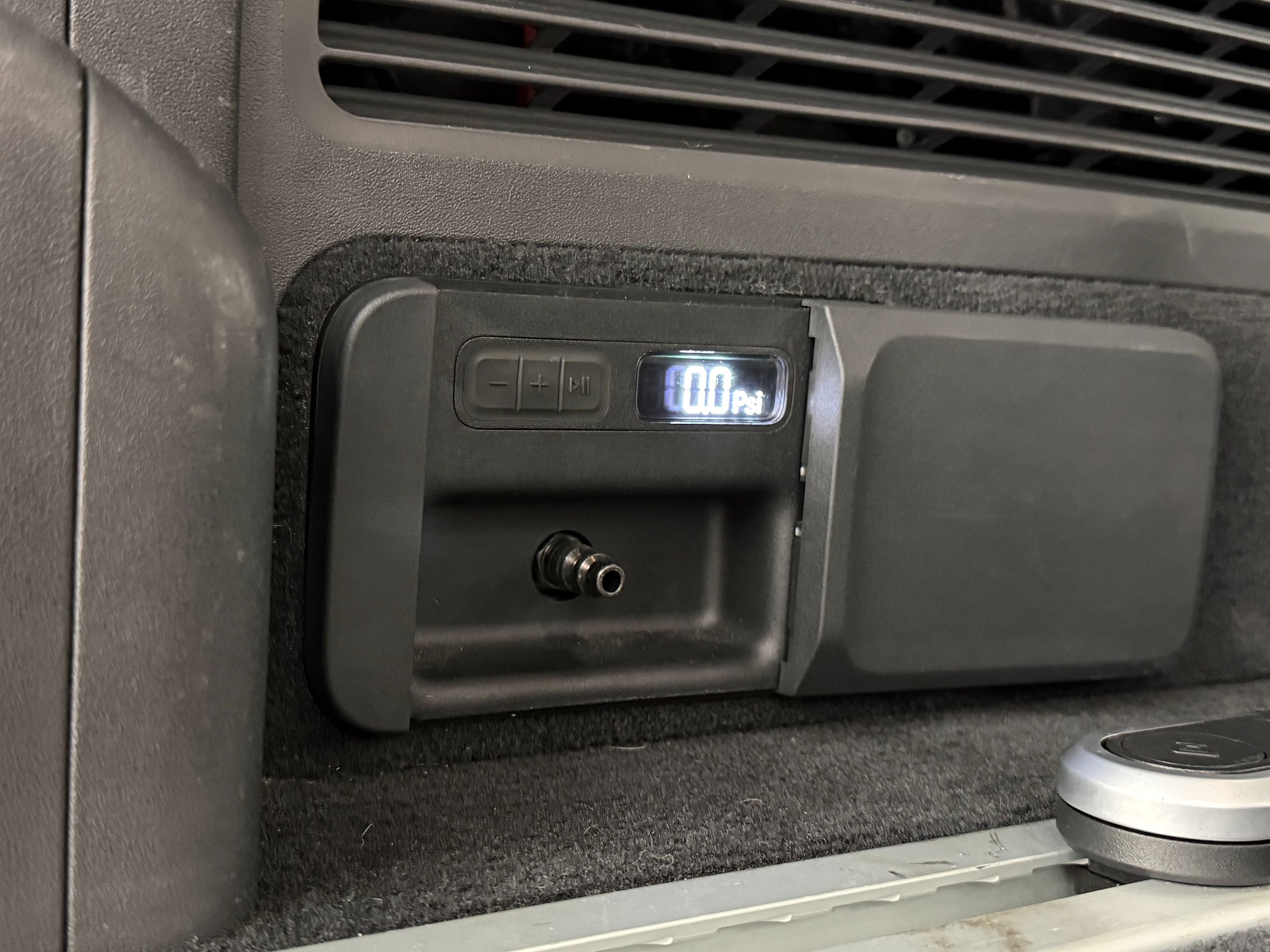 Rivian R1S photo 37