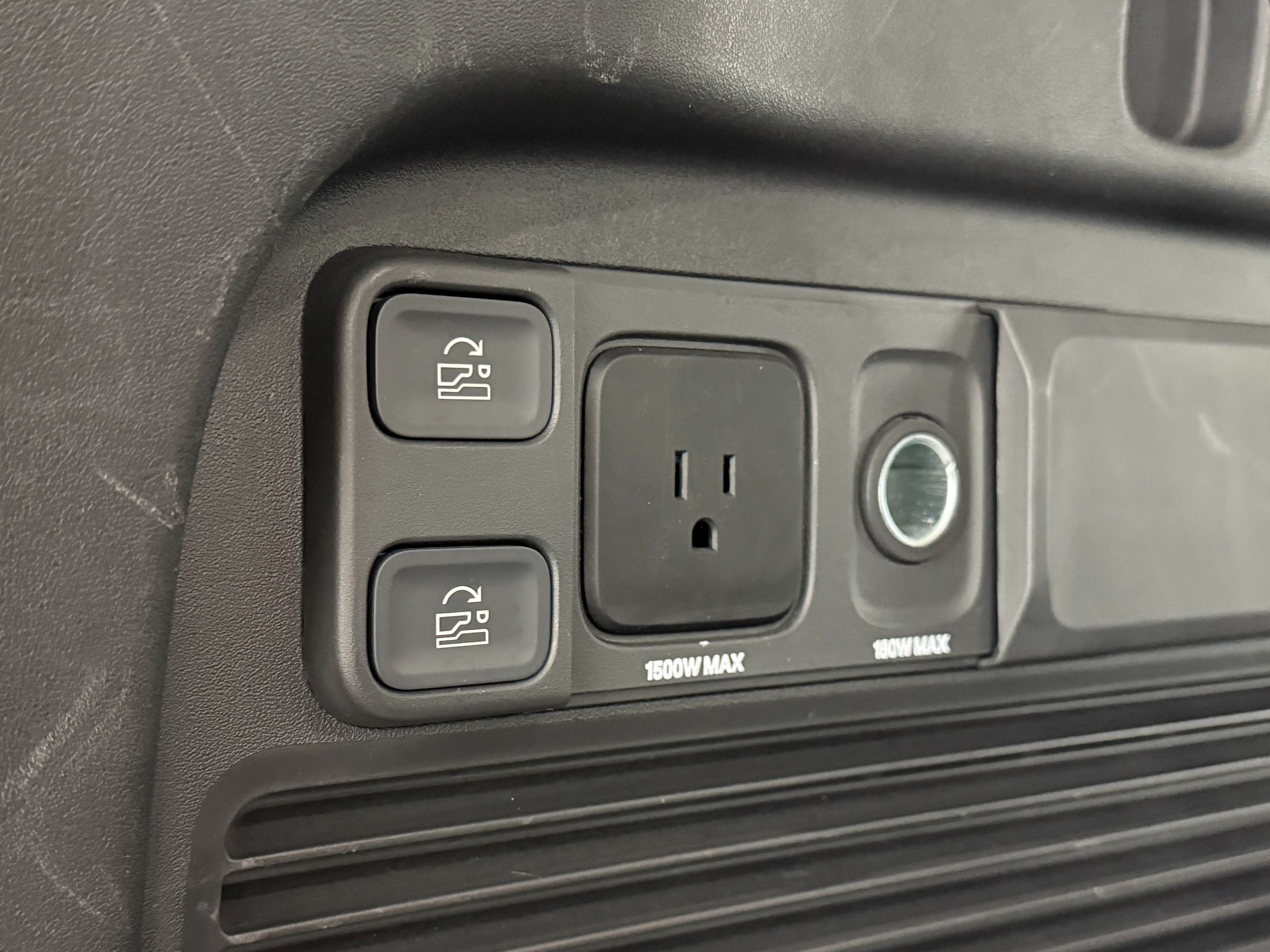 Rivian R1S photo 36
