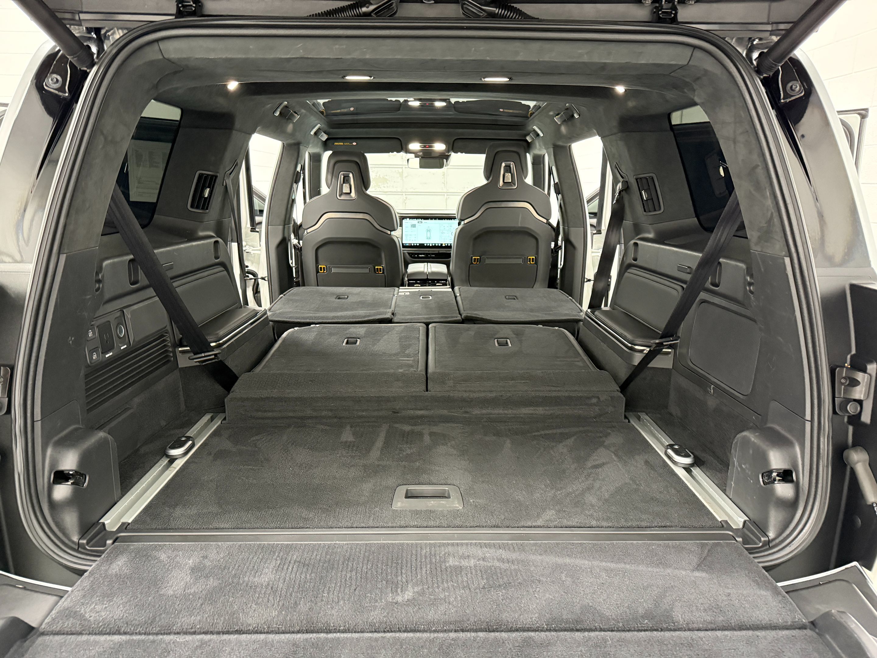 Rivian R1S photo 38