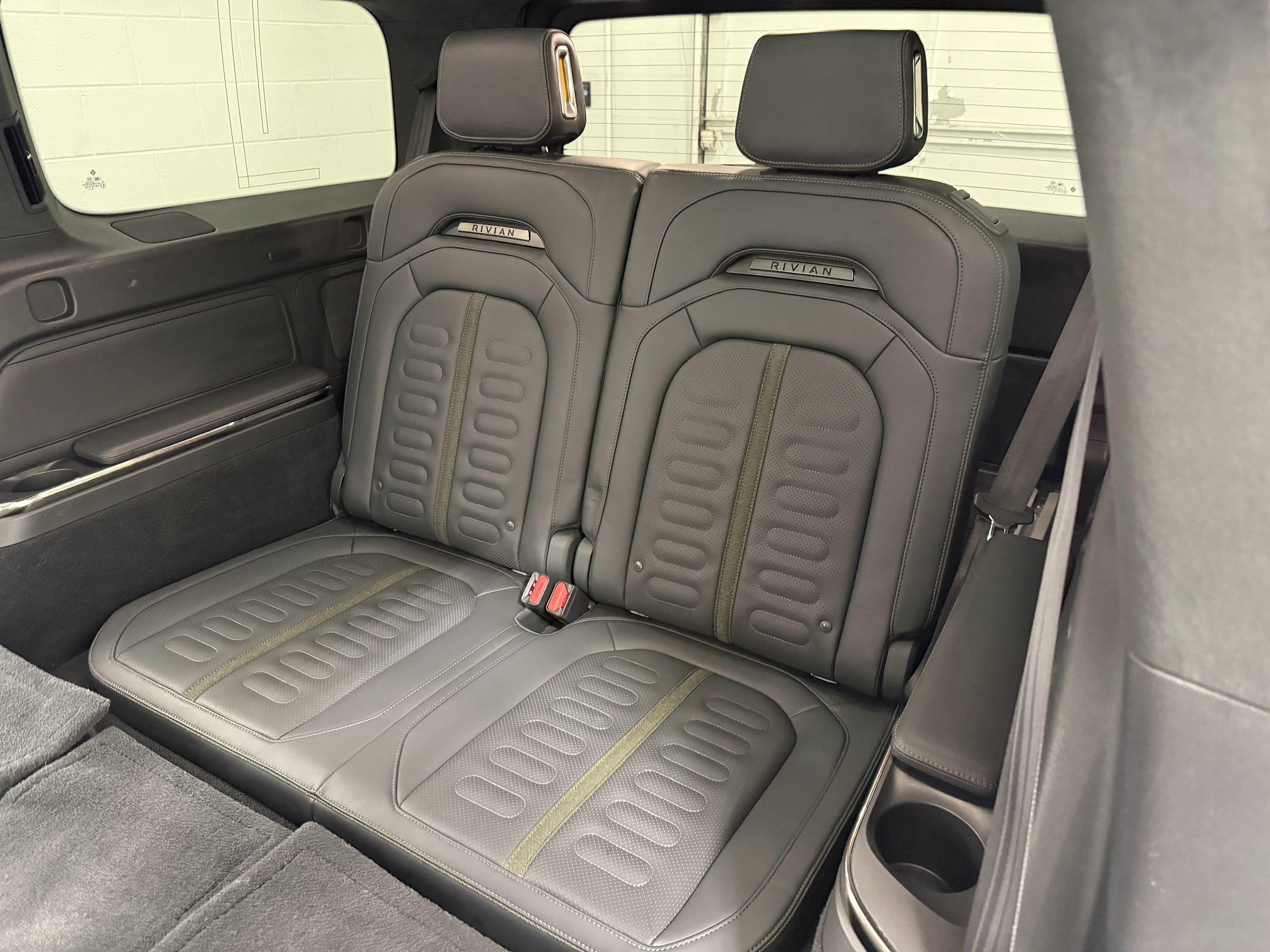 Rivian R1S photo 18