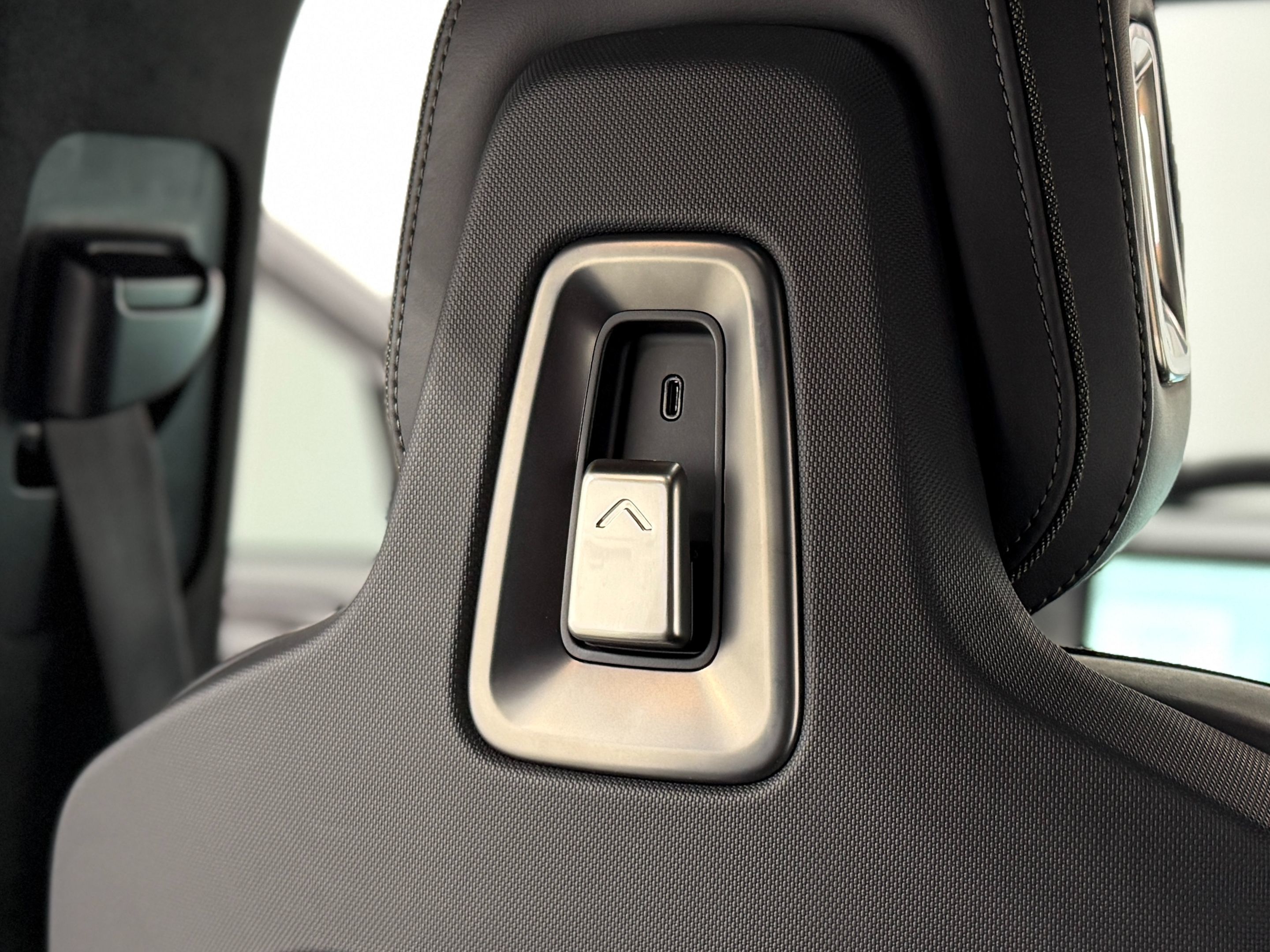 Rivian R1S photo 35