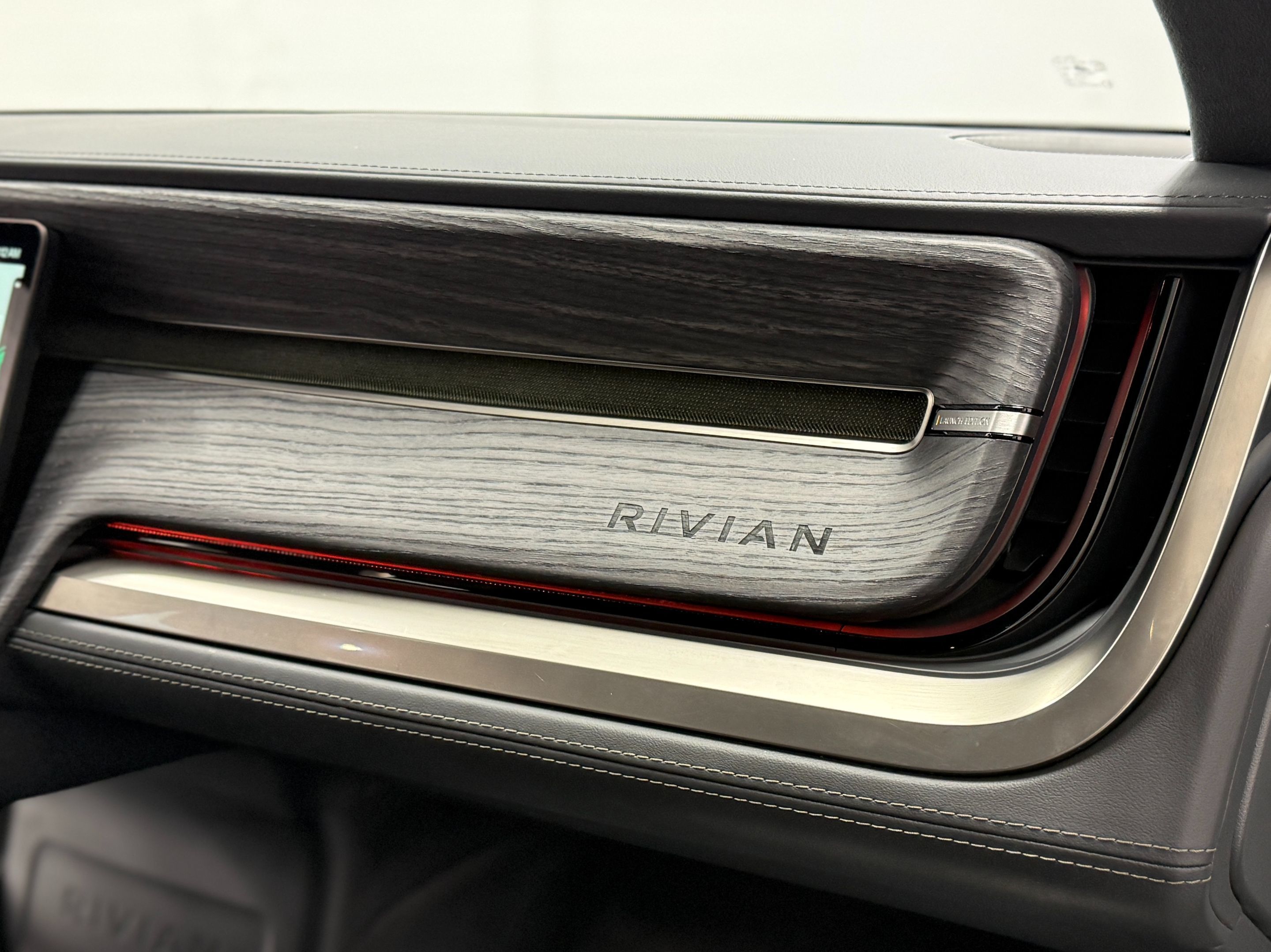 Rivian R1S photo 21