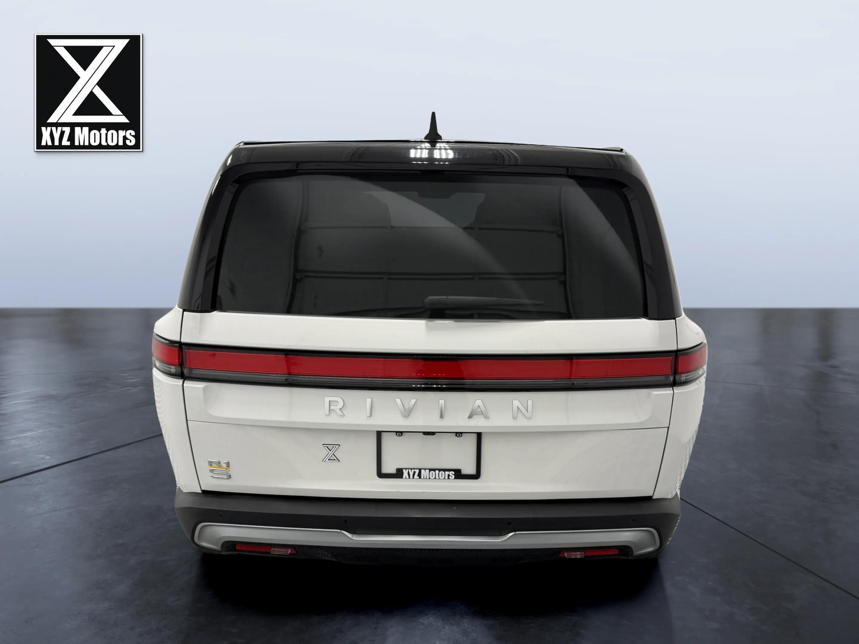Rivian R1S photo 7