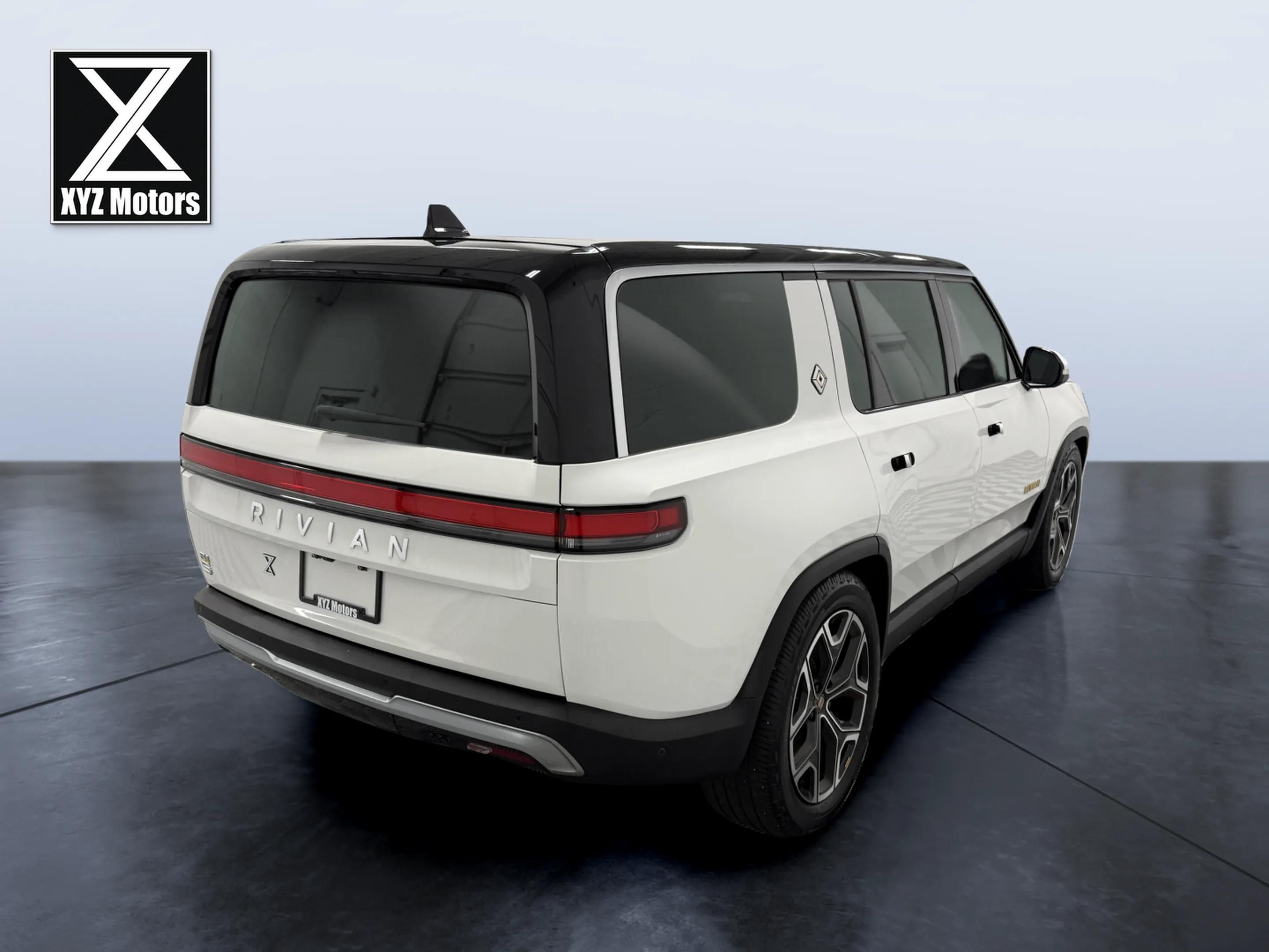 Rivian R1S photo 8