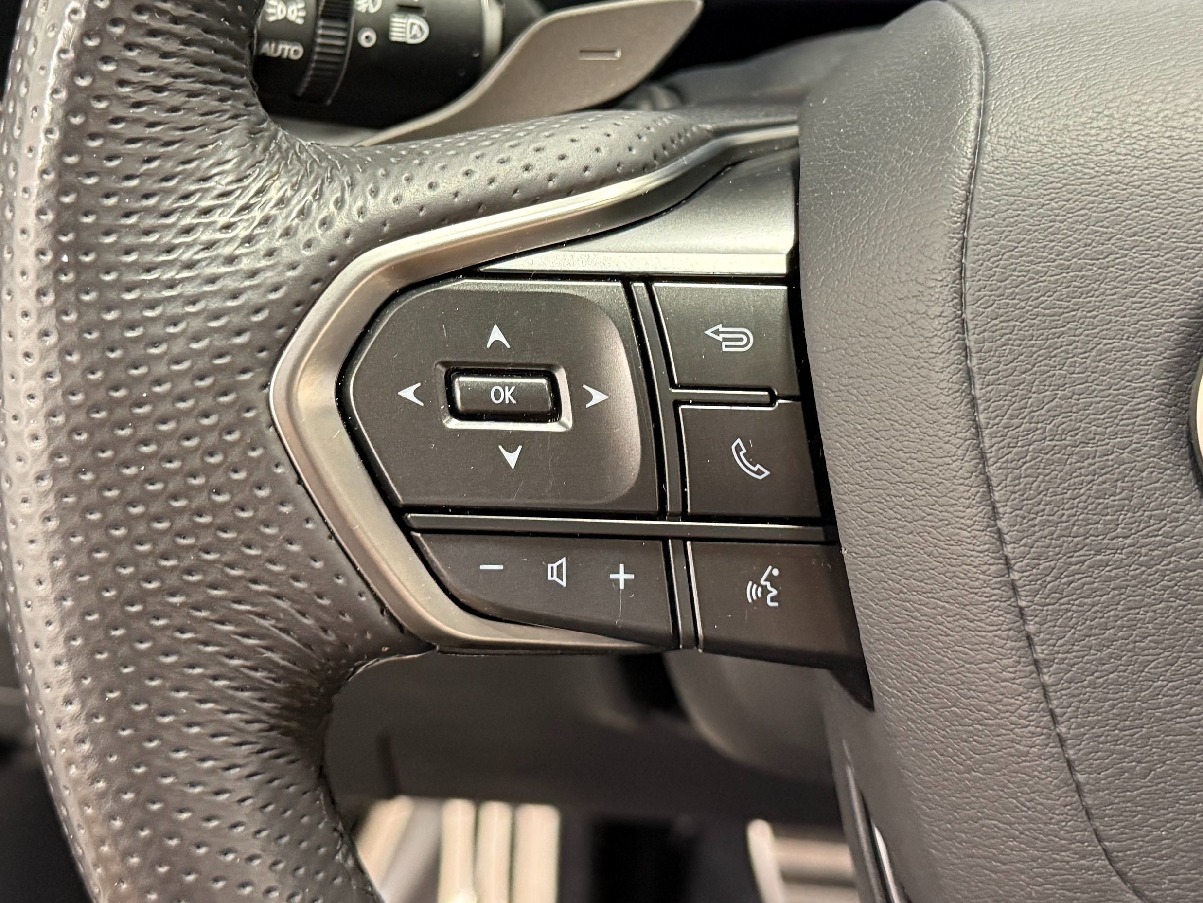 Lexus TX photo 20