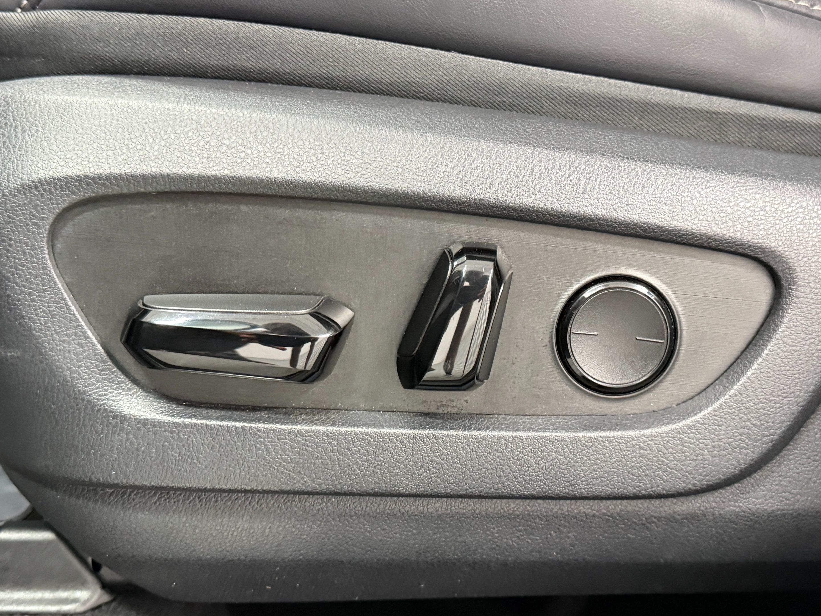 Lexus TX photo 34