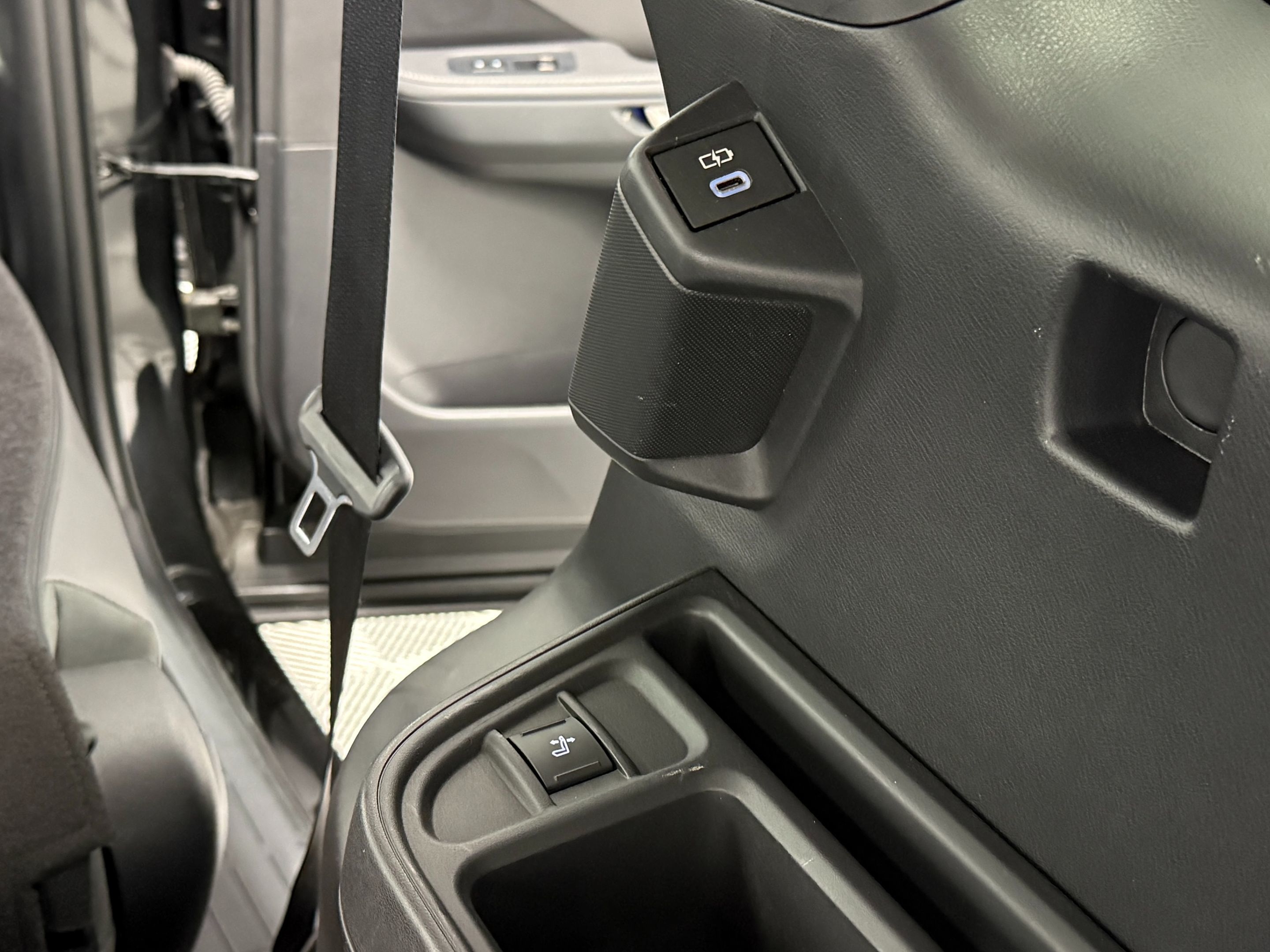 Lexus TX photo 37