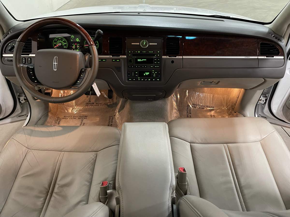 Sold 2009 Lincoln Town Car Signature Limited in Grand Rapids, image size:1200x900