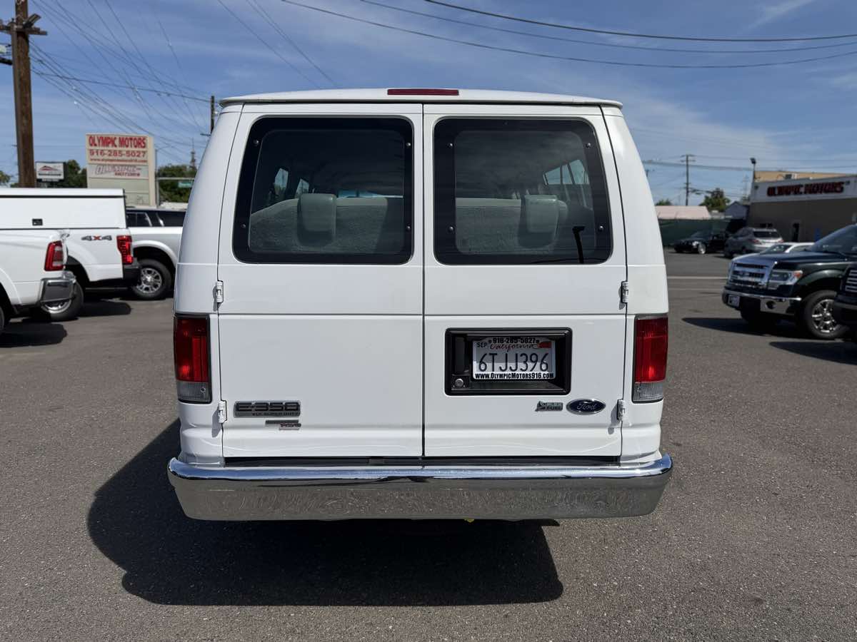 2012 Ford E-Series Econoline Wagon XLT - Photo 3