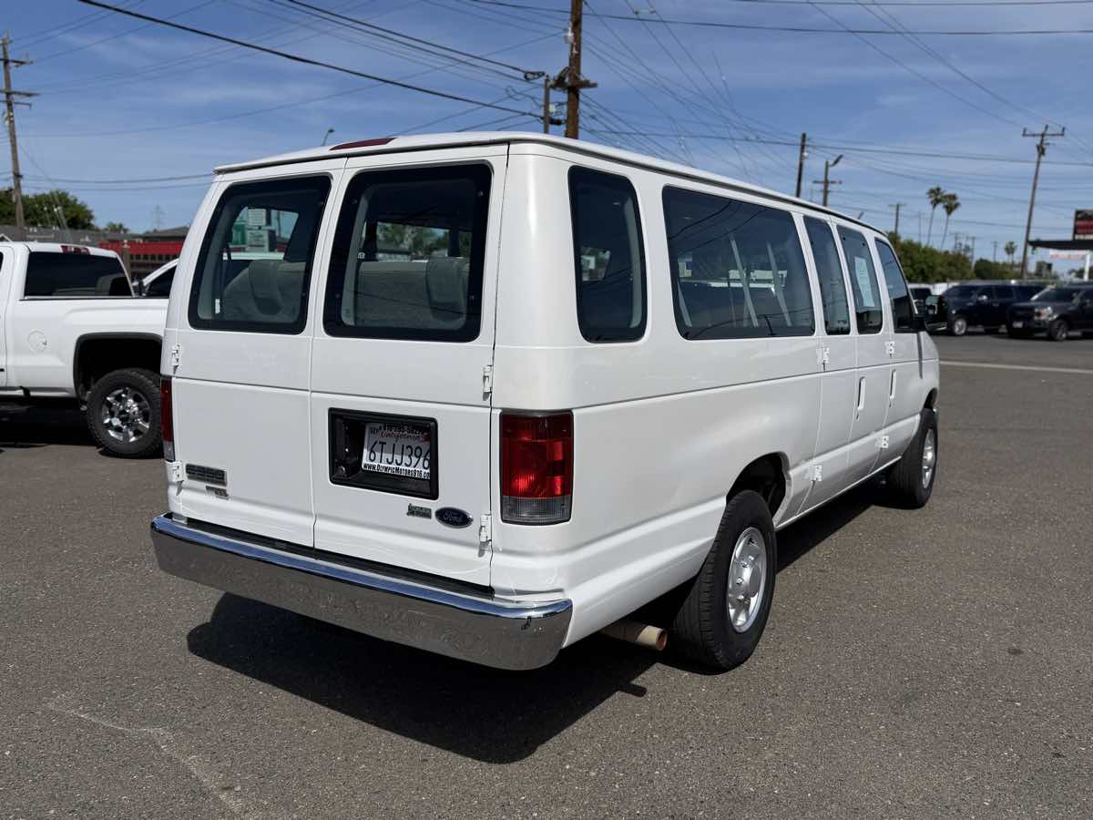 2012 Ford E-Series Econoline Wagon XLT - Photo 4