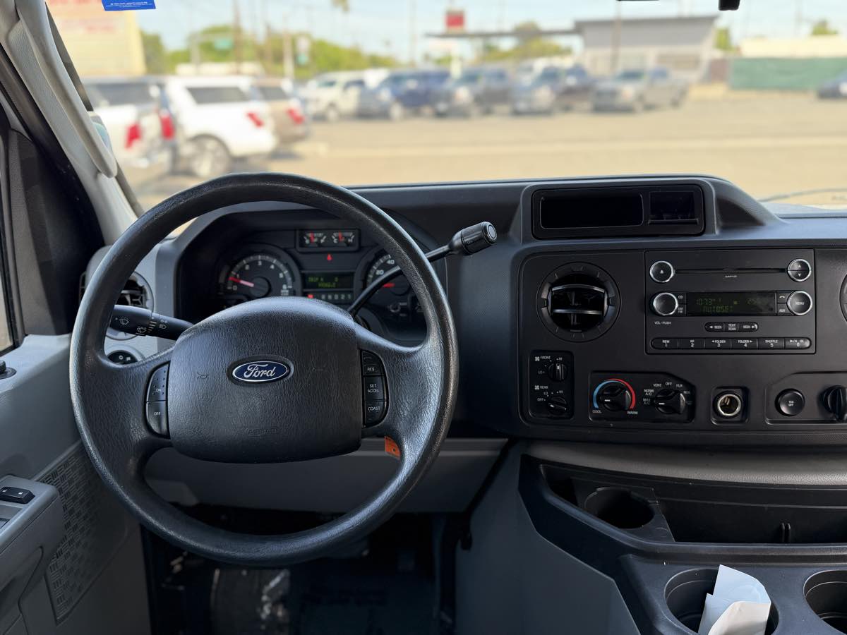 2012 Ford E-Series Econoline Wagon XLT - Photo 7