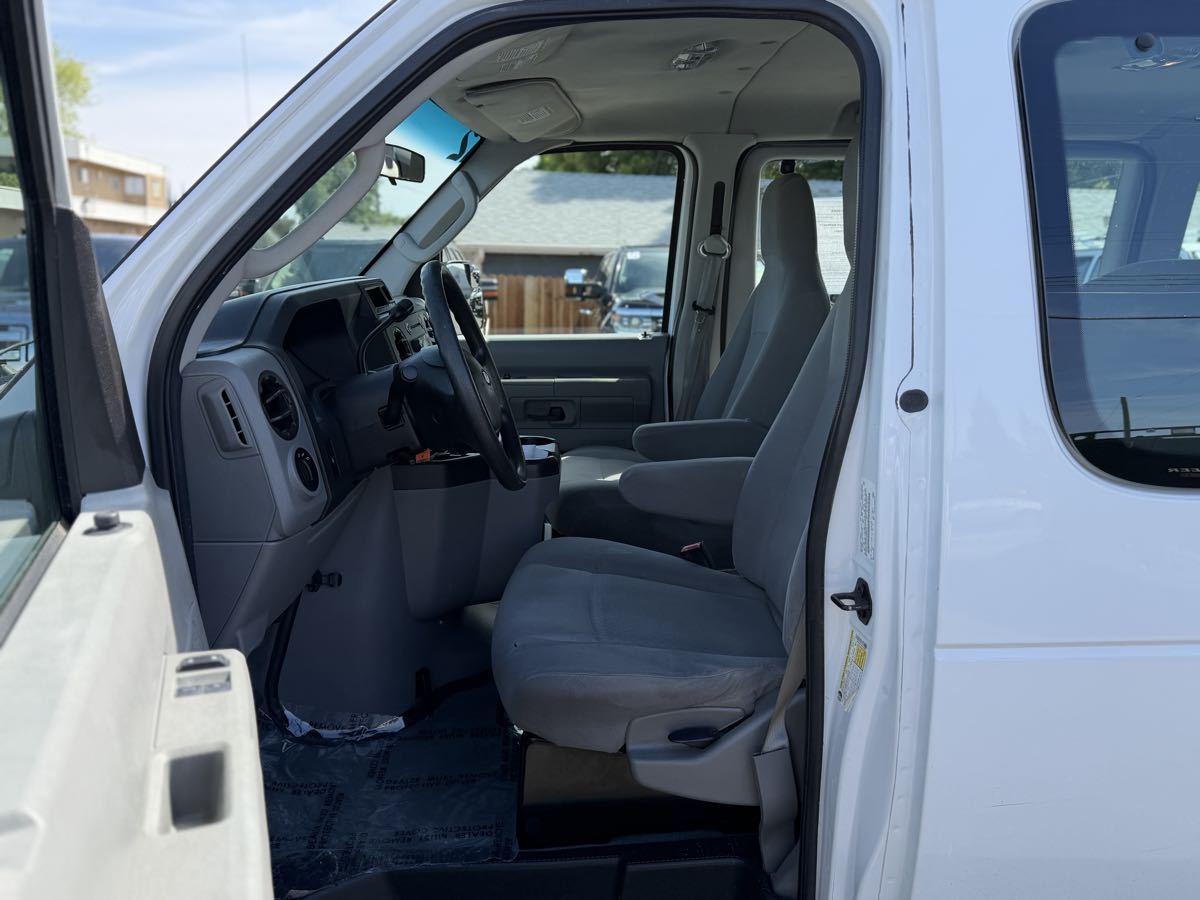 2012 Ford E-Series Econoline Wagon XLT - Photo 8
