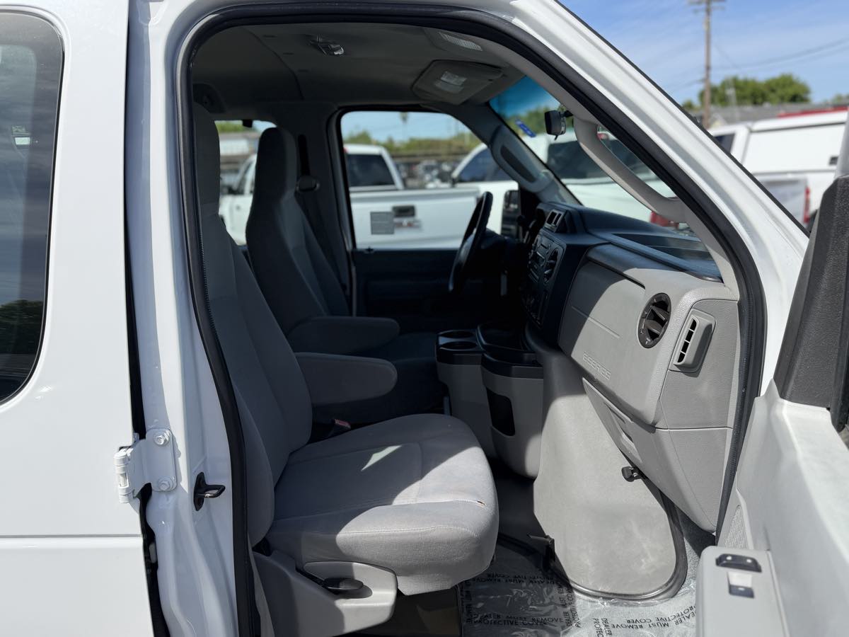 2012 Ford E-Series Econoline Wagon XLT - Photo 9