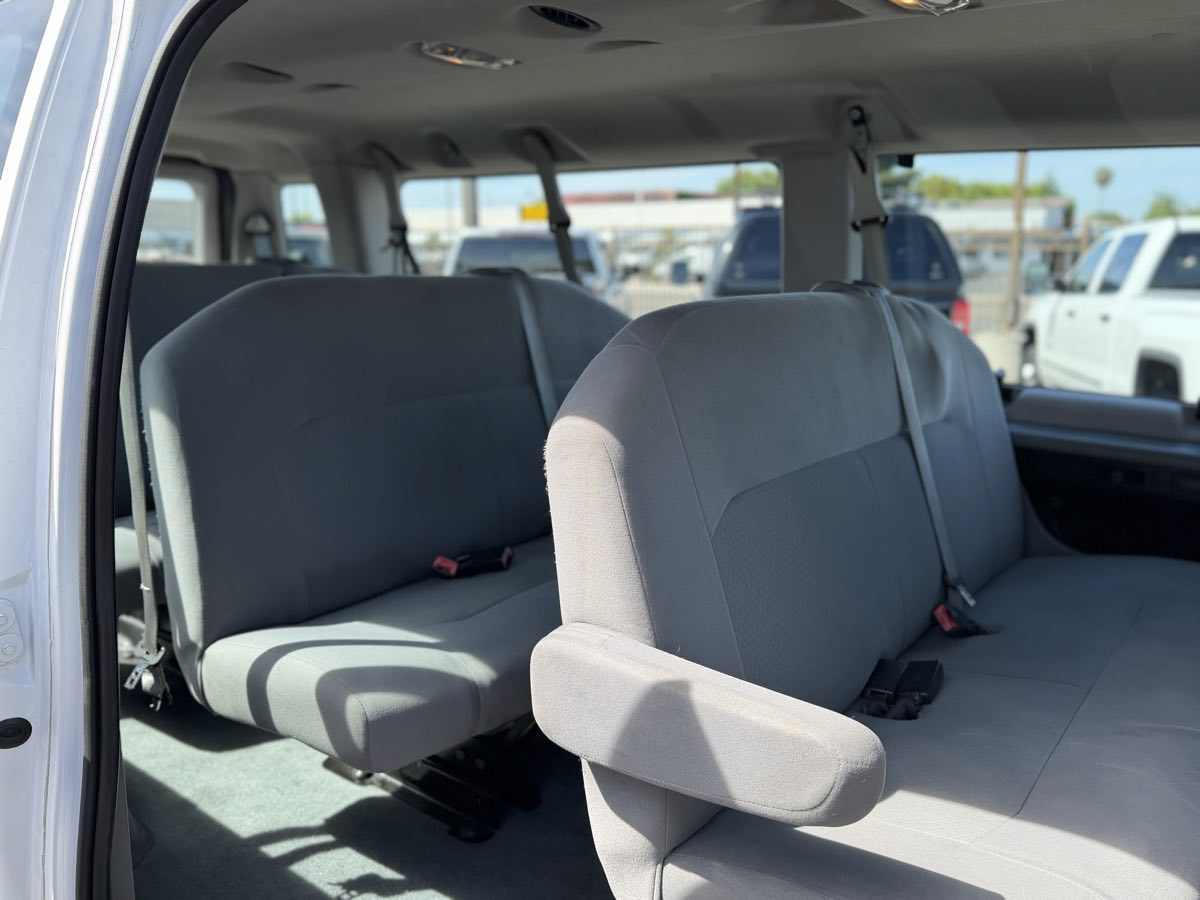2012 Ford E-Series Econoline Wagon XLT - Photo 10
