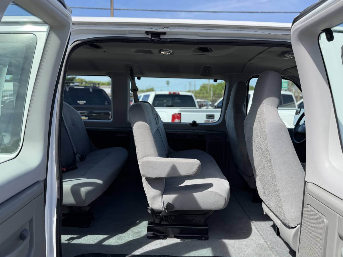 2012 Ford E-Series Econoline Wagon XLT - Photo 11