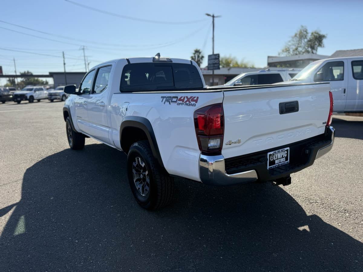 Toyota Tacoma photo 2