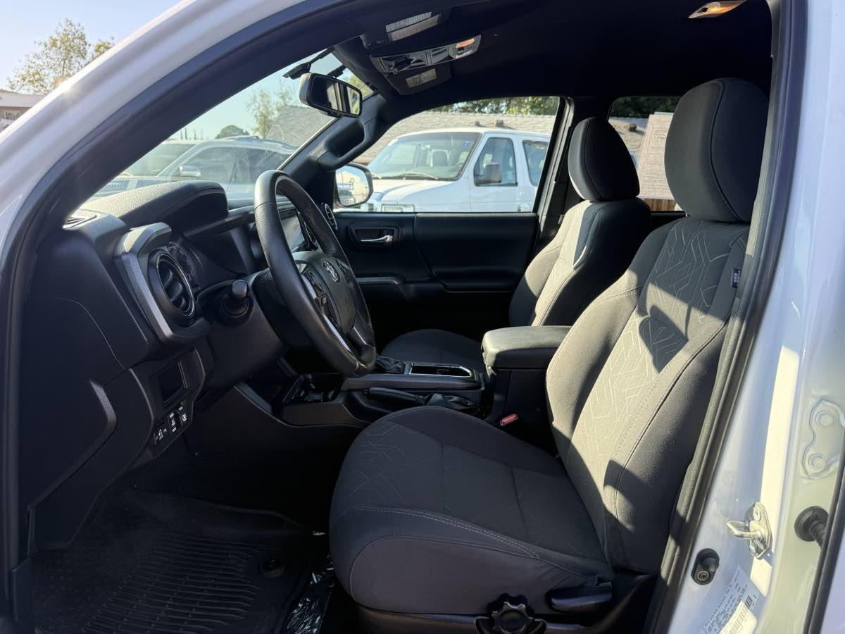 Toyota Tacoma photo 9