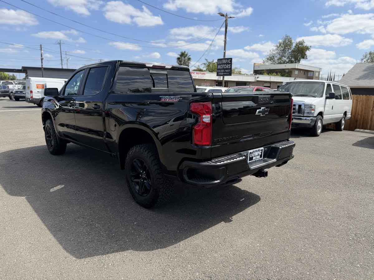 Chevrolet Silverado photo 2