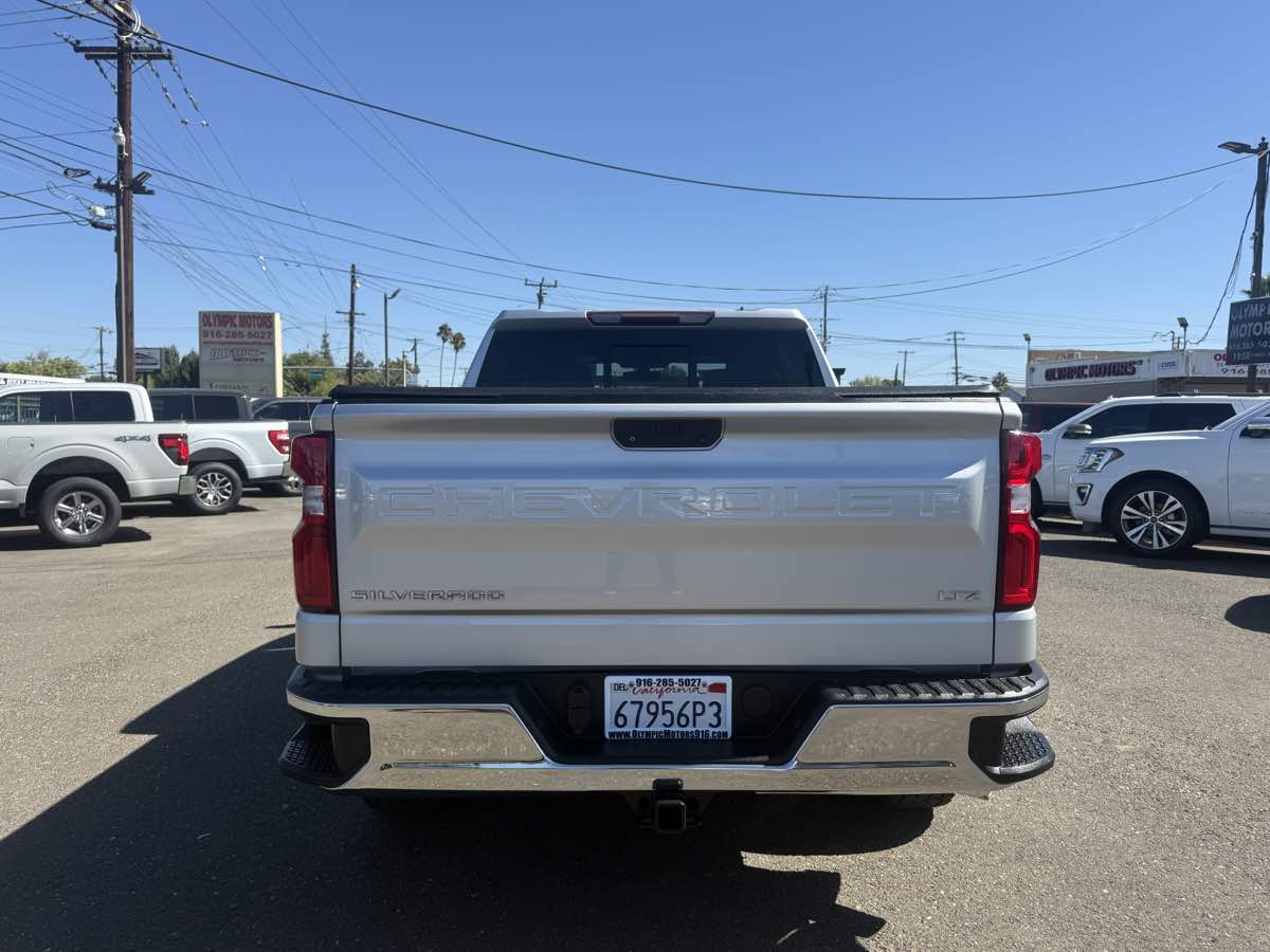 Chevrolet Silverado photo 3