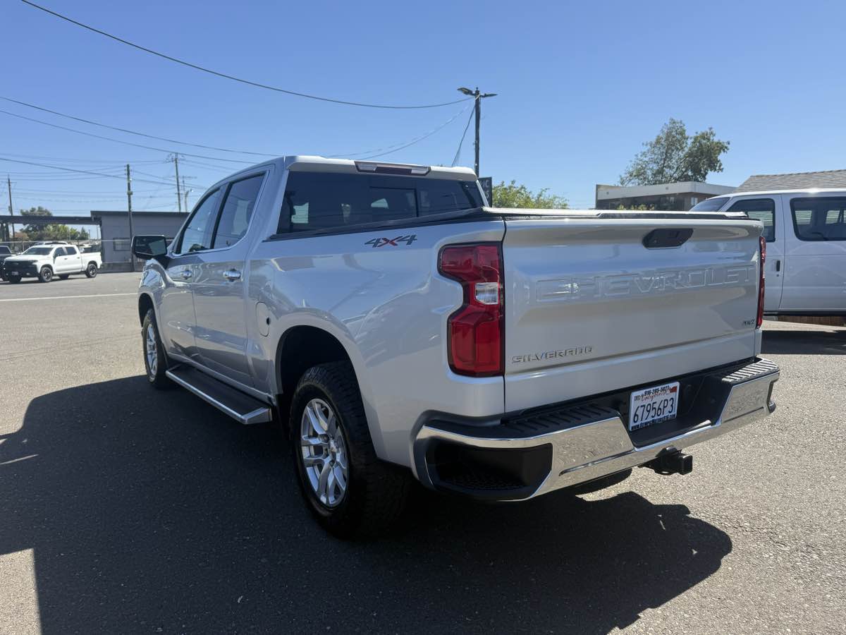 Chevrolet Silverado photo 2