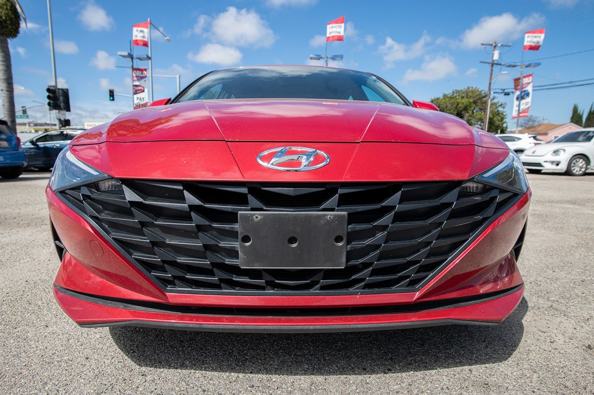 2023 Hyundai Elantra SEL photo 2