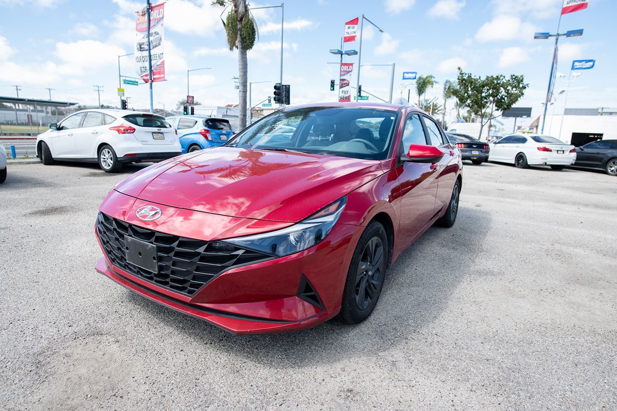 2023 Hyundai Elantra SEL photo 3