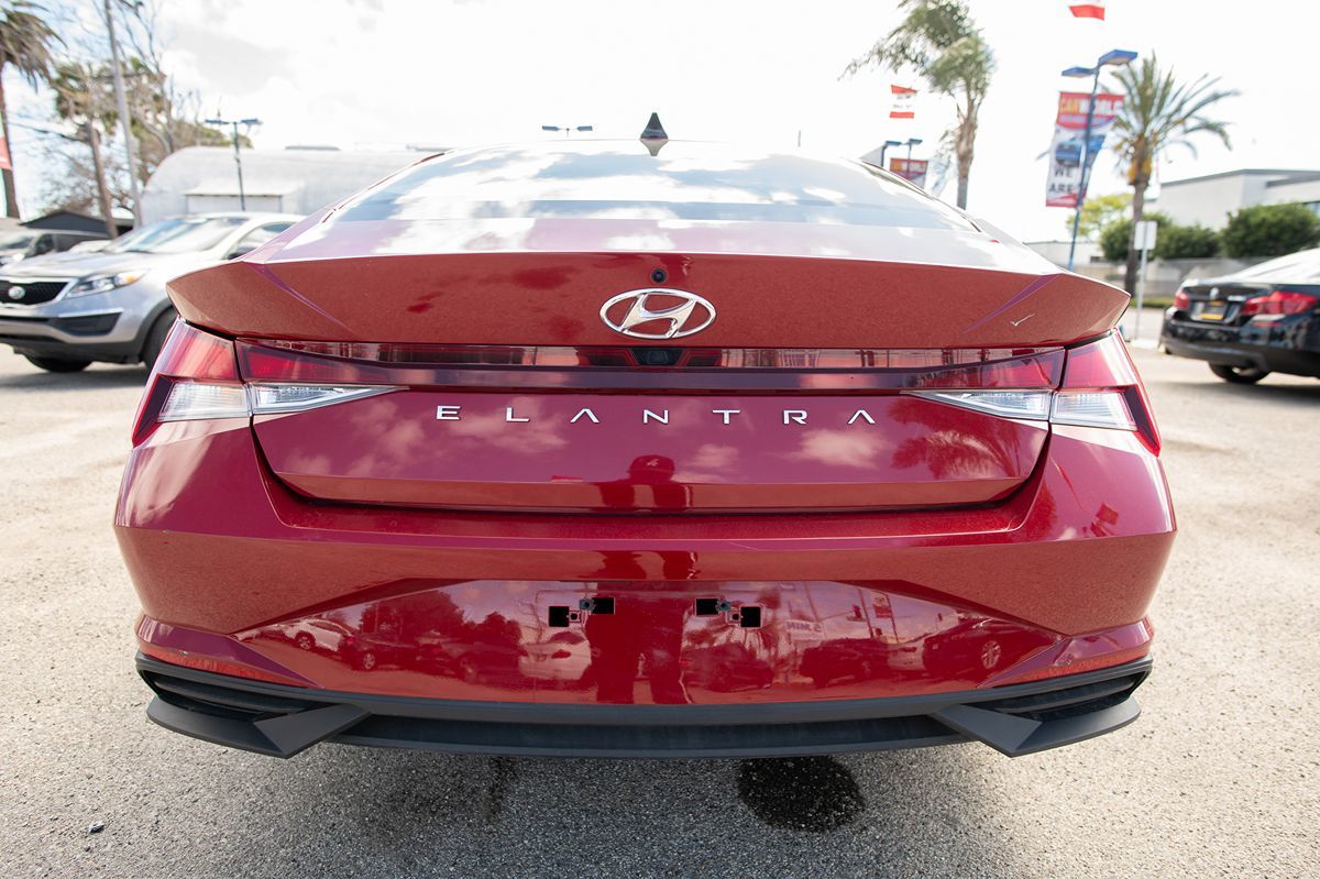 2023 Hyundai Elantra SEL photo 4