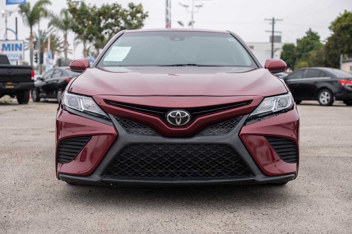 2018 Toyota Camry LE photo 2