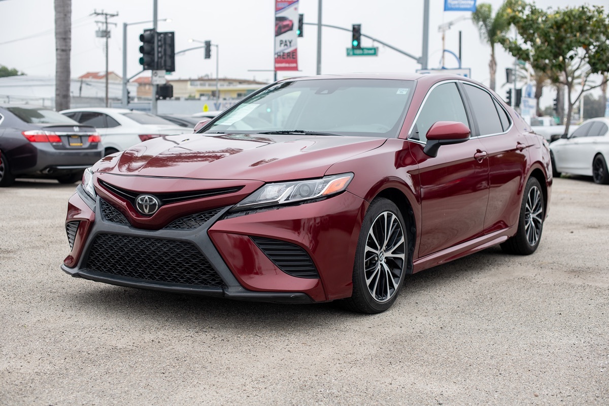 2018 Toyota Camry LE photo 3